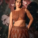 Deepti Sati Instagram - 🤎 ब्राउन रंग,ब्राउन vibe 🤎 Photography : @sbk_shuhaib Styling : @amritha_lakshmi___ @ka_couture_ Mua : @rizwan_themakeupboy Jewellery : @meralda.jewels Costume : @jazaashdesignstudio Bts : @rijil_kl #lehenga #brownvibes #ınstagood
