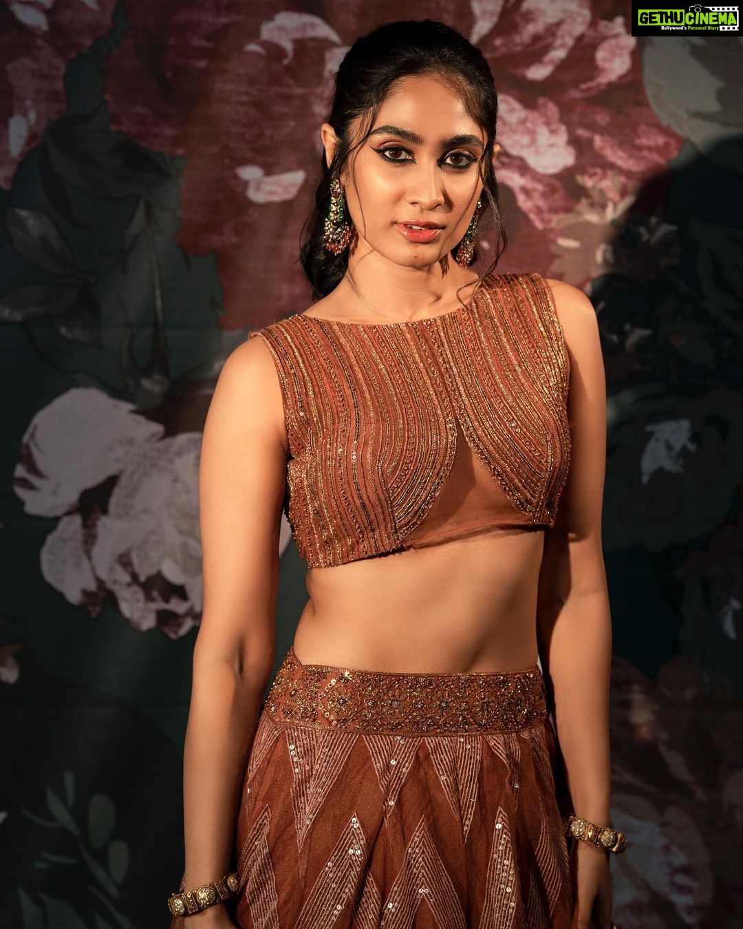 Deepti Sati Instagram - 🤎 ब्राउन रंग,ब्राउन vibe 🤎 Photography : @sbk_shuhaib Styling : @amritha_lakshmi___ @ka_couture_ Mua : @rizwan_themakeupboy Jewellery : @meralda.jewels Costume : @jazaashdesignstudio Bts : @rijil_kl #lehenga #brownvibes #ınstagood