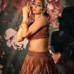 Deepti Sati Instagram - 🤎ब्राउन रंग और ब्राउन vibe🤎 Photography : @sbk_shuhaib Styling : @amritha_lakshmi___ @ka_couture_ Mua : @rizwan_themakeupboy Jewellery : @meralda.jewels Costume : @jazaashdesignstudio Bts : @rijil_kl #lehenga #brownvibes #instagood