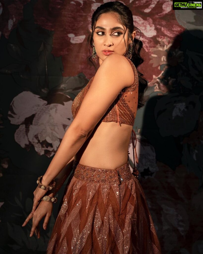 Deepti Sati Instagram - 🤎ब्राउन रंग और ब्राउन vibe🤎 Photography : @sbk_shuhaib Styling : @amritha_lakshmi___ @ka_couture_ Mua : @rizwan_themakeupboy Jewellery : @meralda.jewels Costume : @jazaashdesignstudio Bts : @rijil_kl #lehenga #brownvibes #instagood