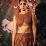 Deepti Sati Instagram - 🤎ब्राउन रंग और ब्राउन vibe🤎 Photography : @sbk_shuhaib Styling : @amritha_lakshmi___ @ka_couture_ Mua : @rizwan_themakeupboy Jewellery : @meralda.jewels Costume : @jazaashdesignstudio Bts : @rijil_kl #lehenga #brownvibes #instagood