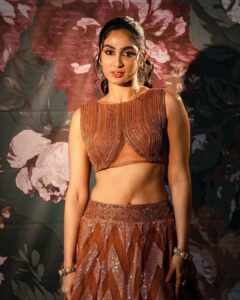 Deepti Sati Instagram - 🤎ब्राउन रंग और ब्राउन vibe🤎 Photography : @sbk_shuhaib Styling : @amritha_lakshmi___ @ka_couture_ Mua : @rizwan_themakeupboy Jewellery : @meralda.jewels Costume : @jazaashdesignstudio Bts : @rijil_kl #lehenga #brownvibes #instagood