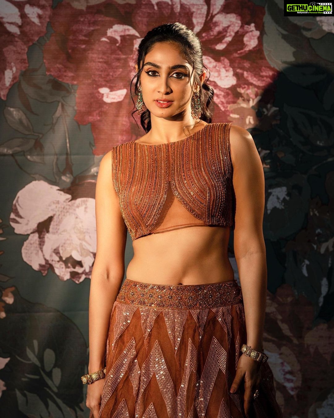 Deepti Sati Instagram - 🤎ब्राउन रंग और ब्राउन vibe🤎 Photography : @sbk_shuhaib Styling : @amritha_lakshmi___ @ka_couture_ Mua : @rizwan_themakeupboy Jewellery : @meralda.jewels Costume : @jazaashdesignstudio Bts : @rijil_kl #lehenga #brownvibes #instagood