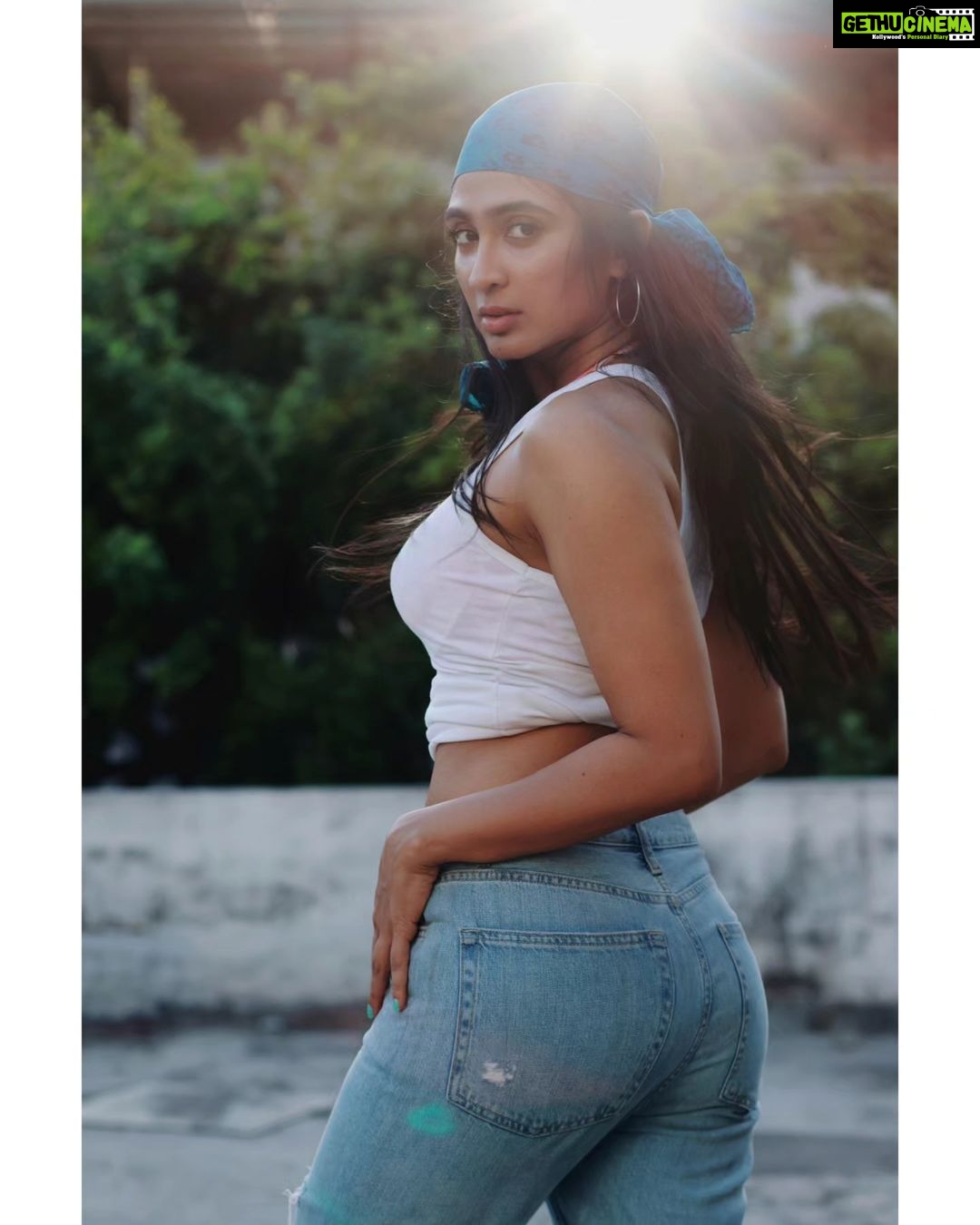 Deepti Sati Instagram - #Canon EOS R7 / Canon Adapter #Canon 50mm 1.4 EF / #Sigma 30mm 1.4 EF Lens. @aputureindia @amaran.lighting @canonindia_official @canonasia @canon_thailand #model #Actress @deeptisati #Ph #Vd @advait_vaidya Home