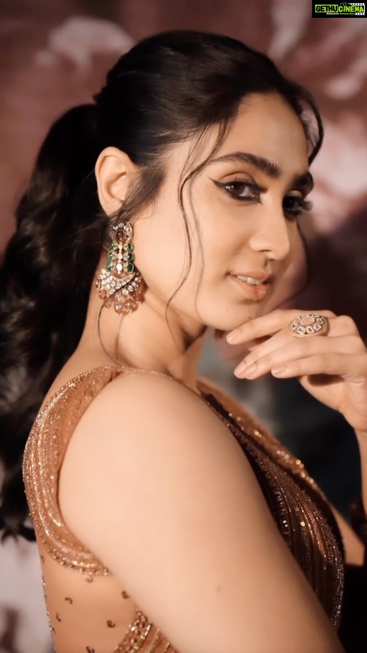Deepti Sati Instagram - 🤎 Photography : @sbk_shuhaib Styling : @amritha_lakshmi___ @ka_couture_ Mua : @rizwan_themakeupboy Jewellery : @meralda.jewels Costume : @jazaashdesignstudio Bts : @rijil_kl #ınstagood #reelitfeelit #legenga #brownvibes