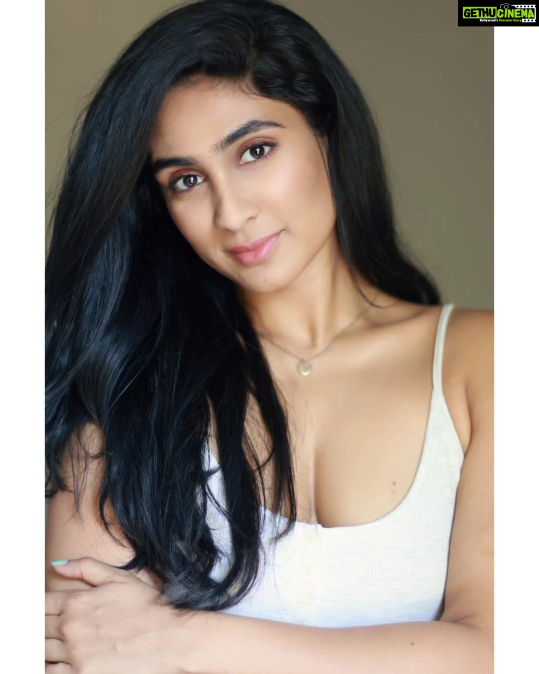 Deepti Sati Instagram - #Canon EOS R7 / Canon Adapter #Canon 50mm 1.4 EF / #Sigma 30mm 1.4 EF Lens. @aputureindia @amaran.lighting @canonindia_official @canonasia @canon_thailand #model #Actress @deeptisati #Ph #Vd @advait_vaidya Home