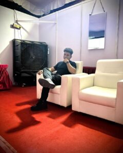 Devi Sri Prasad Instagram - Backstage.. CALM before the STORM !! 😀😀😀🎶🎶🕺🕺💃💃

#VelTechUniversity

#DspLive