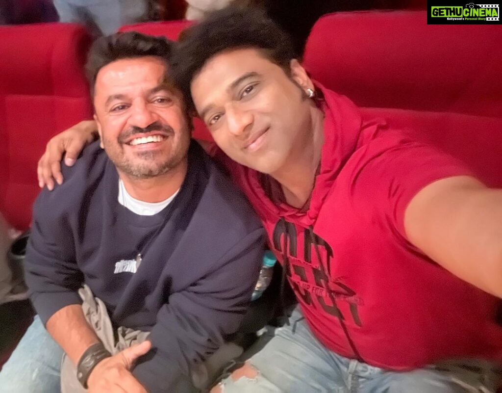 Devi Sri Prasad Instagram - What a lovely time at d Screening of #PATHAAN with my Dear Brother #VikasBehl at YASH RAJ STUDIO, Mumbai.. And what a Terrific Movie & Amazing Making by Director dear #SiddharthAnand 👏🏻🎶 KUDOS & CONGRATS to d whole Team @iamsrk sirr😍😍 Unbelievable look n performance🙏🏻 Lovely meeting U.. @beingsalmankhan Bhai Uber Cool as always 😍😍 @deepikapadukone & @thejohnabraham 👏🏻👏🏻👏🏻