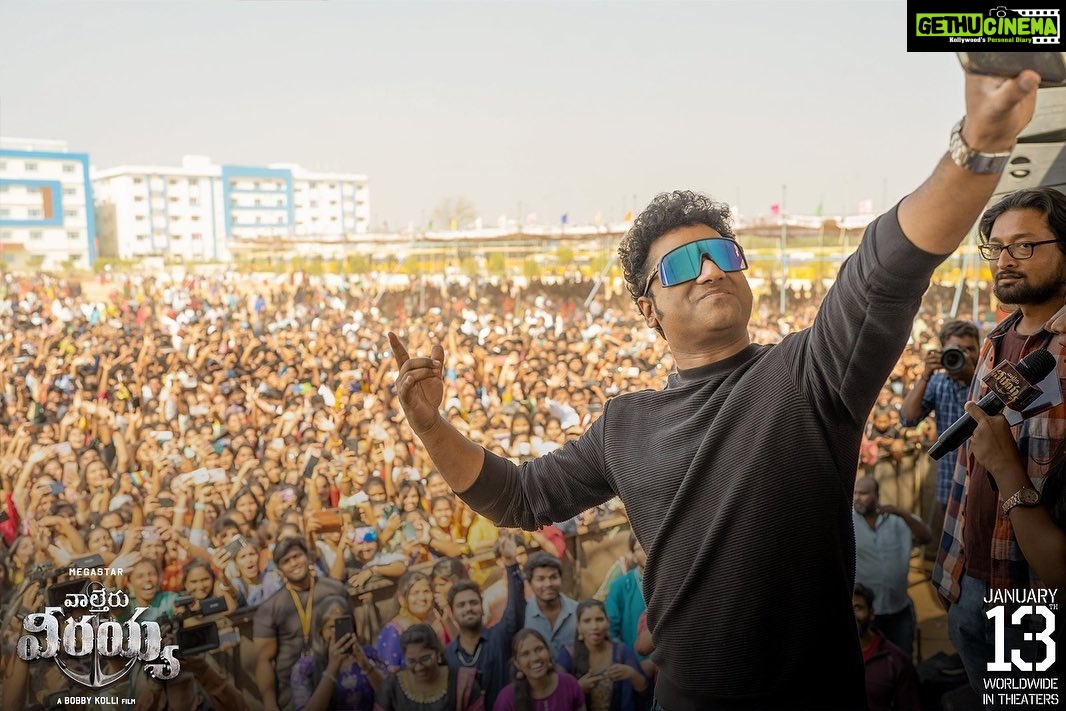 Devi Sri Prasad - 64.5K Likes - THANKYOU MALLAREDDY UNIVERSITY for all the LOVE !! ❤️❤️❤️🎶🎶🙏🏻🙏🏻
What ENERGY and VIBE !
Had a Great time !!
❤️🙏🏻