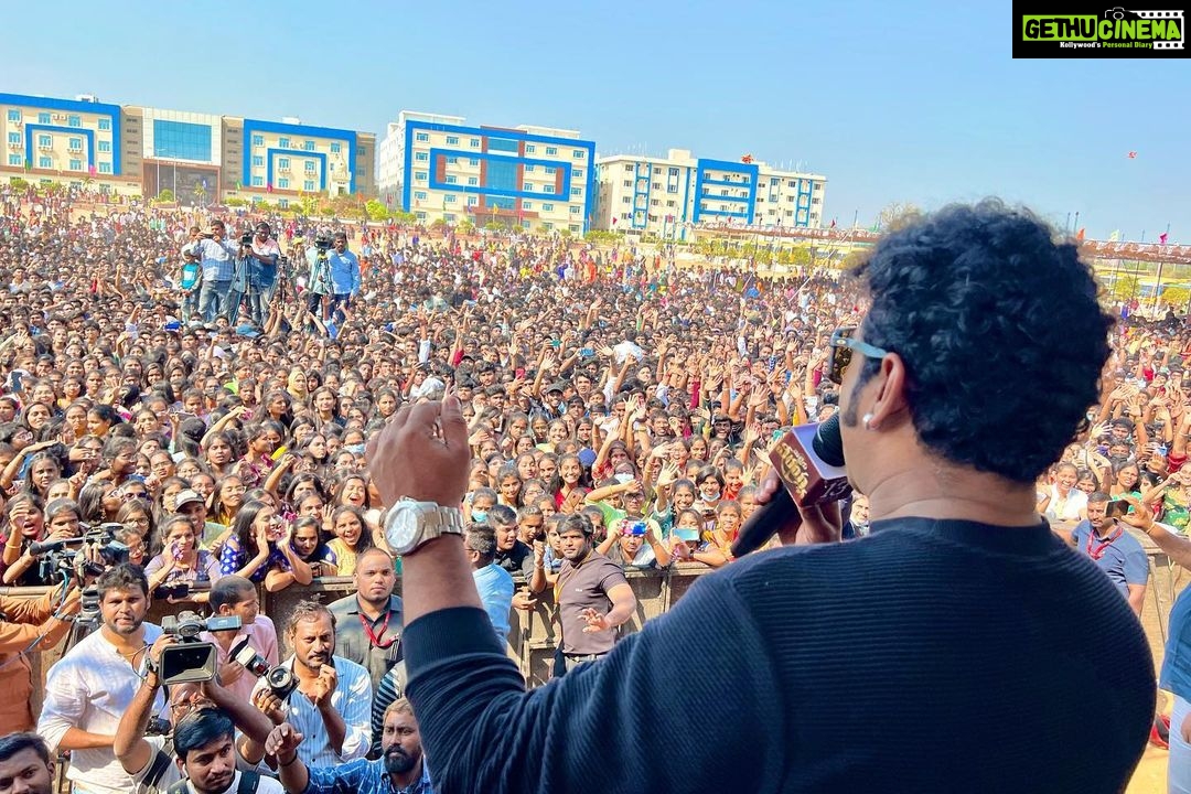 Devi Sri Prasad - 64.5K Likes - THANKYOU MALLAREDDY UNIVERSITY for all the LOVE !! ❤️❤️❤️🎶🎶🙏🏻🙏🏻
What ENERGY and VIBE !
Had a Great time !!
❤️🙏🏻