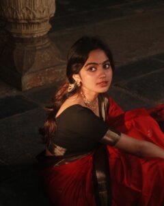 Devika Sanjay Instagram - unnai kaanamal

pictures by @hey_iam_greg big muah ❤️‍🔥
saree @dheera_designers 
jewellery @kajal_jewellery