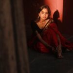 Devika Sanjay Instagram - unnai kaanamal pictures by @hey_iam_greg big muah ❤️‍🔥 saree @dheera_designers jewellery @kajal_jewellery
