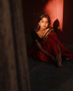 Devika Sanjay Instagram - unnai kaanamal

pictures by @hey_iam_greg big muah ❤️‍🔥
saree @dheera_designers 
jewellery @kajal_jewellery