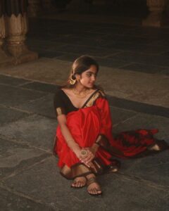 Devika Sanjay Instagram - unnai kaanamal

pictures by @hey_iam_greg big muah ❤️‍🔥
saree @dheera_designers 
jewellery @kajal_jewellery