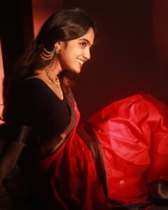 Devika Sanjay Instagram - unnai kaanamal

pictures by @hey_iam_greg big muah ❤️‍🔥
saree @dheera_designers 
jewellery @kajal_jewellery
