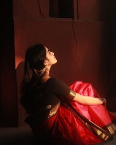 Devika Sanjay Instagram - unnai kaanamal

pictures by @hey_iam_greg big muah ❤️‍🔥
saree @dheera_designers 
jewellery @kajal_jewellery
