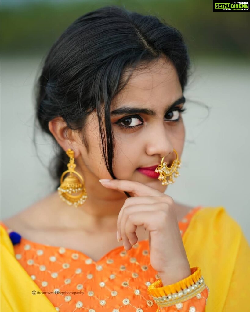 Devika Sanjay Instagram - 🍊👁👁 picture by:@dreamsweddingphotography outfit:@akhaa_designer_boutique MUH:@makeover_by_naaz_nazim jewelry:@london_bride_