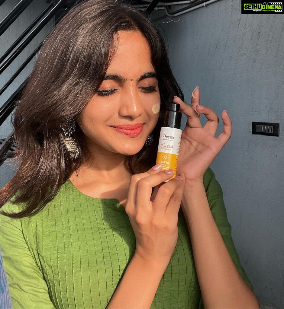 Devika Sanjay Instagram - Can't get enough of @deyga_organics natural Kajal & Tinted Sunscreen! 🌟💕 These two amazing products have become my go-to for a flawless and natural look. 😍 The Kajal defines my eyes perfectly, without any smudging or irritation, while the Tinted Sunscreen with SPF 50 protects my skin from the harsh rays of the sun, without leaving any greasiness or white residue. A perfect combination of beauty & protection.🌞🙌 And the best part? They are made with only the best natural ingredients, so I can use them without any worries! 💚 If you're looking for the perfect products to enhance your natural beauty, look no further than @deyga_organics! . . #devika #skincare #summer #everydaylook #eye #play #choosepurechoosedeyga #happy #kerala #teen #trending #godsowncountry #nature #viral #instagood #flawlessskin #kajal #sunscreen