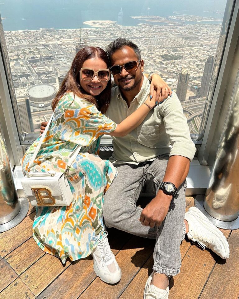 Devoleena Bhattacharjee Instagram - ख्वाब रहे किस काम के मेरे ख्वाब से प्यारा तू सच मेरा सुन हनिये जिंद जानिए ज़ख्मों को मेरे मरहम की जगह बस तेरा छूआ चाहिए ❤️🧿 #loveisintheair #dubaidiaries #couplegoals #couplewhotravel #travel Burj Khalifa,Dubai,U.A.E