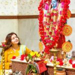 Devoleena Bhattacharjee Instagram - ॐ जयंती मंगला काली भद्रकाली कपालिनी दुर्गा क्षमा शिवा धात्री स्वाहा स्वधा नमोऽस्त ते। 🙏🏻🥰😇 Outfit : @Sandloore Styling: @styling.your.soul Pr: @socialpinnaclepr #maakali #blessings #devoleena Chaterhat