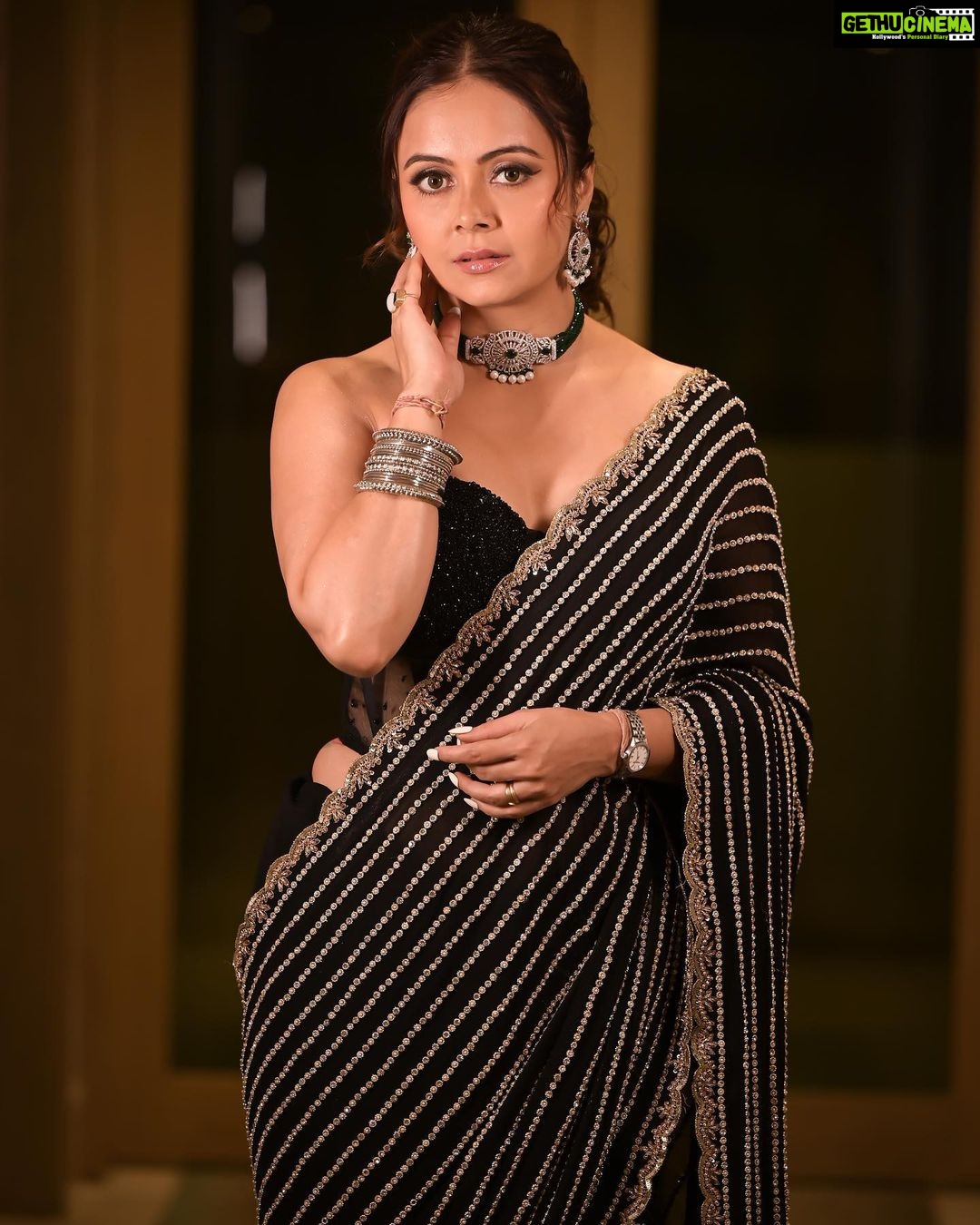 Devoleena Bhattacharjee Instagram - Me and my never ending Saree love. ❤️🖤 . . . . . Makeup & Hair : @makeup_by__shraddha Photography by : @fashion_btphotography Saree by: @pariscreation7 Corset by: @the_simsstudio @seema_patel30 PR: @pr4ucommunications Jewels by: @rubans.in @oakpinionpr Styled by: @shikshabhansali_ #devoleena #devoinsaree #classic #blackowned Mumbai - मुंबई