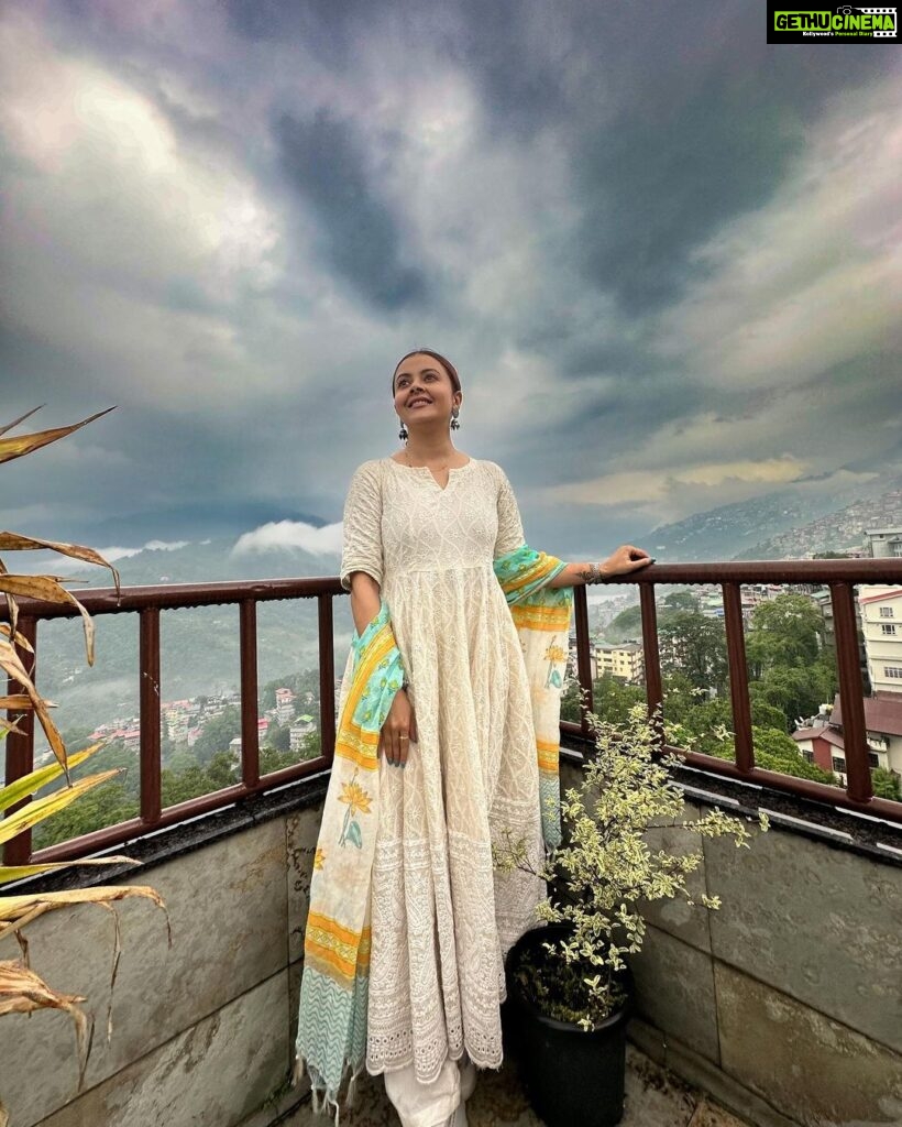 Devoleena Bhattacharjee Instagram - It will feel like you are in Paradise. 🥰😇 Thank you @mount_hotels for having us & making this trip a memorable one. And Shraddha you have my heart. Truly grateful ❤️🤗 #devoleena #gangtok #travel #paradise Gangtok, Sikkim