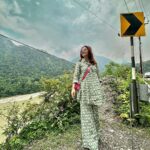 Devoleena Bhattacharjee Instagram - Sky above , Earth below , And PEACE within. #devoleena #travel #nature Teesta River