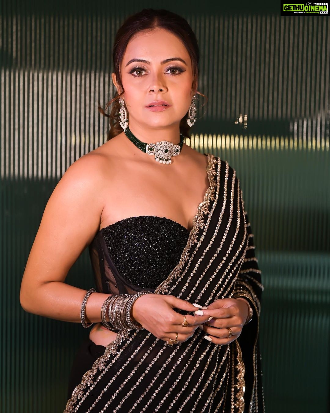 Devoleena Bhattacharjee Instagram - Me and my never ending Saree love. ❤️🖤 . . . . . Makeup & Hair : @makeup_by__shraddha Photography by : @fashion_btphotography Saree by: @pariscreation7 Corset by: @the_simsstudio @seema_patel30 PR: @pr4ucommunications Jewels by: @rubans.in @oakpinionpr Styled by: @shikshabhansali_ #devoleena #devoinsaree #classic #blackowned Mumbai - मुंबई