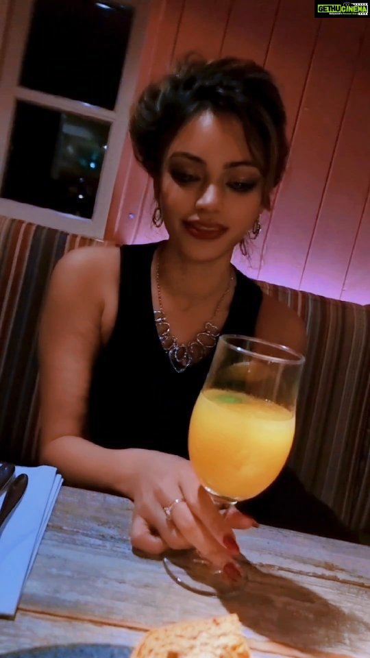 Devshi Khandur Instagram - Are you hungry? @theorangetreepics #devshikhanduri #actress #food #bar #restaurant #drinks #enjoy #evening #friends #lastnight #unitedkingdom #uk #orangetree #champagne #mimosa #wine #rumpunch #bellini #coctails @lovelypubs #sizling #prawns #goodtime Orange Tree