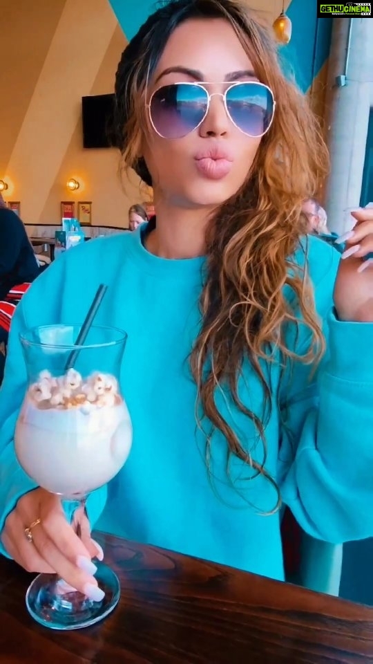 Devshi Khandur Instagram - The best view comes after a couple of cocktails 🍸 Cheers for the view 🥂 #devshikhanduri #view #beautiful #coctails #bar #restaurant #travel #uk #lake #unitedkingdom #brazilianfood #latinamericanfood #delicious #cuba #mexico #goodvibes #lasigunas United Kingdom