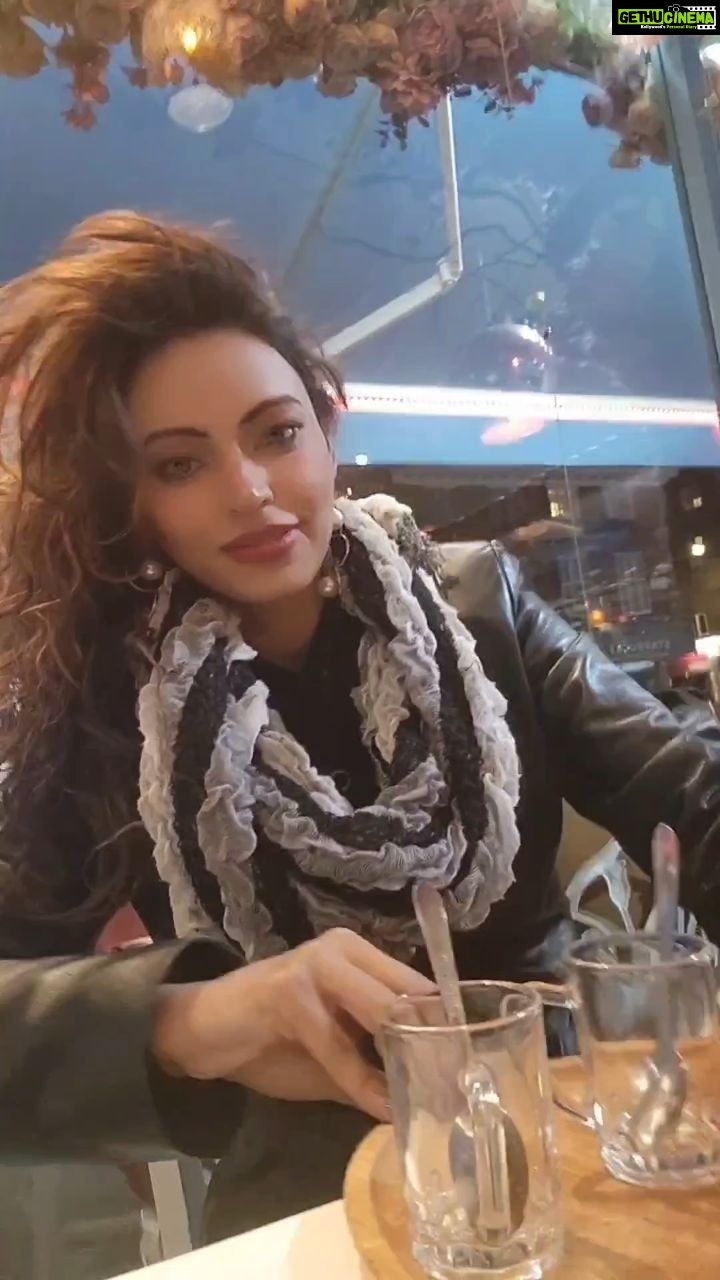 Devshi Khandur Instagram - Gratitude sweetens even the smallest moments 🙏 #devshikhanduri #compassion #grateful #gratitude #kind #London #edgewareroad #maisondusultan #cafe #londoncafe #joy #thankyou Edgeware Road London