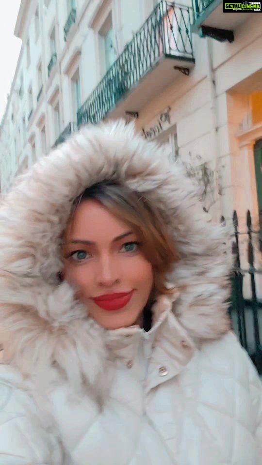 Devshi Khandur Instagram - I'm just going for a stroll .. wanna join ? #devshikhanduri #stroll #walk #nottinghill #padington #London #streetsoflondon #trend #ukgram #unitedkindom #traveller #travel #actor #happy #new #newcountry #loveit Notting Hill, London