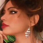 Devshi Khandur Instagram - PSYCHOLOGY TRICK➡️ If you think someone is lying, look at their Eyes and don't say anything 🤐 #psychologytricks #psychology #beauty #fashion #liar #trend #london #macytodd #ivegotafeelin #ivegotafeeling #unitedkingdom #trendingsong #ukfashion #londonfashion #winterfashion #style #jacket #greenjacket #sportsjacket #fashiongram London, United Kingdom