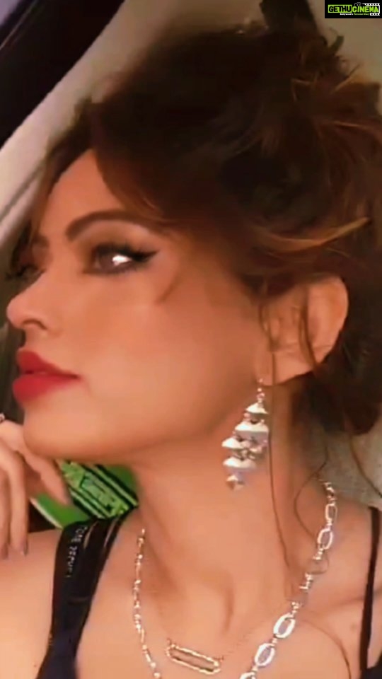 Devshi Khandur Instagram - PSYCHOLOGY TRICK➡️ If you think someone is lying, look at their Eyes and don't say anything 🤐 #psychologytricks #psychology #beauty #fashion #liar #trend #london #macytodd #ivegotafeelin #ivegotafeeling #unitedkingdom #trendingsong #ukfashion #londonfashion #winterfashion #style #jacket #greenjacket #sportsjacket #fashiongram London, United Kingdom