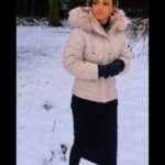 Devshi Khandur Instagram - When snow falls ❄️ nature listens 🎶 #devshikhanduri #snow #snowfall #snowlover #nature #snowreels #freezing #london #unitedkindom #reels #naturalbeauty #snowfashion #teamo London, United Kingdom