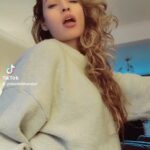 Devshi Khandur Instagram - Silly chilly vibes 👄 #devshikhanduri #actor #fun #tiktokuk #winter #home #baggyjumper #england #unitedkingdom #travel #trend #trending #viral #worldwide #loosesweater #hair #simplicity #expression #sexy #cute #chillvibes England, UK