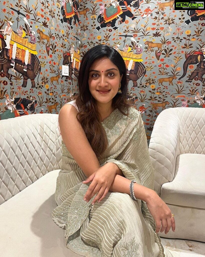 Dhanya Balakrishna Instagram - Smile and saree never goes out of style 😁😊😃 happy weekend !!!