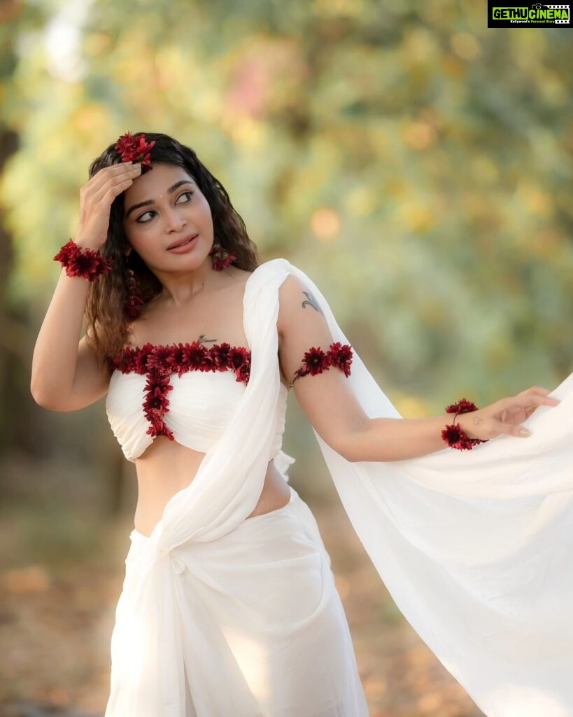 Dharsha Gupta Instagram - 🤍🤍 M&H- @vinotha_makeupartist Costume- @sudhassignaturestudio Floral decoration- @the_floral_pleats Pic- @camerasenthil Location- @keethhouse @rrajeshananda