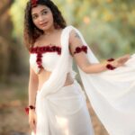 Dharsha Gupta Instagram - 🤍🤍 M&H- @vinotha_makeupartist Costume- @sudhassignaturestudio Floral decoration- @the_floral_pleats Pic- @camerasenthil Location- @keethhouse @rrajeshananda