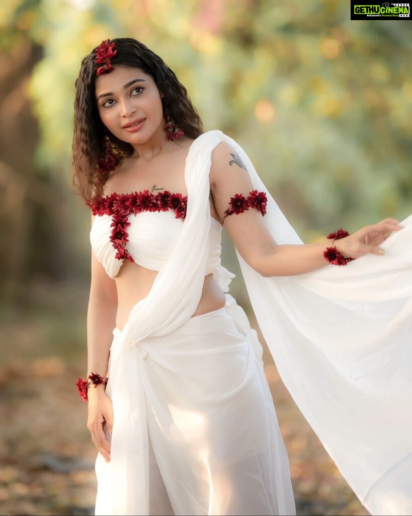 Dharsha Gupta Instagram - 🤍🤍 M&H- @vinotha_makeupartist Costume- @sudhassignaturestudio Floral decoration- @the_floral_pleats Pic- @camerasenthil Location- @keethhouse @rrajeshananda