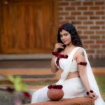 Dharsha Gupta Instagram – 🤍❤️ I’m sooo excited & happy to recreate, one of my fav look of my sweet darling @samantharuthprabhuoffl  #shakuntaladevi . I always admire her hardwork & dedication. Love u to d core❤️🤍

M&H- @vinotha_makeupartist 
Costume- @sudhassignaturestudio 
Floral decoration- @the_floral_pleats 
Pic- @camerasenthil 
Location- @keethhouse 
@rrajeshananda Keeth House