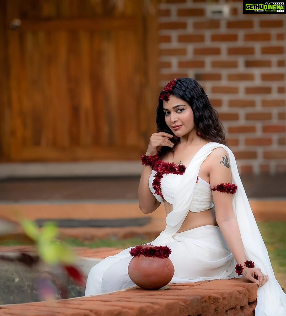 Dharsha Gupta Instagram - 🤍❤️ I'm sooo excited & happy to recreate, one of my fav look of my sweet darling @samantharuthprabhuoffl #shakuntaladevi . I always admire her hardwork & dedication. Love u to d core❤️🤍 M&H- @vinotha_makeupartist Costume- @sudhassignaturestudio Floral decoration- @the_floral_pleats Pic- @camerasenthil Location- @keethhouse @rrajeshananda Keeth House