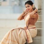 Dharsha Gupta Instagram – 🤍May the new year bring you success in all your endeavours and may your dreams and aspirations come true. Happy Vishu!🤍
🤍കണിക്കൊന്നപോലെ നിങ്ങളുടെ ജീവിതം തിളങ്ങി നില്‍ക്കട്ടെ. വിഷു ആശംസകള്‍🤍
M&H- @dollupmakeover_artistry
Jewelry- @made_for_hers
Saree & blouse- @kerala_bygone_fashion
Pic- @dhanush__photography