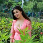 Dharsha Gupta Instagram – 💚🩷இருள் சூழ்ந்த ஒளிகளே, அதிகம் பிரகாசிக்கின்றன வாழ்க்கை பாதைகளில்!🩷💚
💚🩷Happy Sunday my luvzzzz🩷💚
Costume- @radheyscouture 
Pic- @evidencemaker