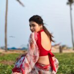 Dharsha Gupta Instagram – ❤️🤍சில நேரங்களில் ஒரு இனிமையான புன்னகை கடினமான நேரங்களை எளிதாக்குகிறது🤍❤️
M&H- @murugeshmakeup_hair
Saree & Blouse- @sudhassignaturestudio
Pic- @sathyaphotography3