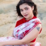 Dharsha Gupta Instagram – ❤️🤍தடைகளையும், எதிர்ப்புகளையும்
துணிவுடன் எதிர்கொண்டு
முன்னேறும் போது, வெற்றிகள்
மலராவும், மாலையாகவும்,
மகுடமாகவும் வந்து சேரும்🤍❤️
M&H – @murugeshmakeup_hair 
Saree & Blouse- @sudhassignaturestudio 
Pic- @sathyaphotography3