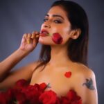 Dharsha Gupta Instagram - ❤️Kadhal Rojave❤️ M&H- @murugeshmakeup_hair Costume- @sudhassignaturestudio Styled by- @sharmi_nandha Vc- @sathish_photography49 Video edit- @mani_kumaran Location- @arangaa.space