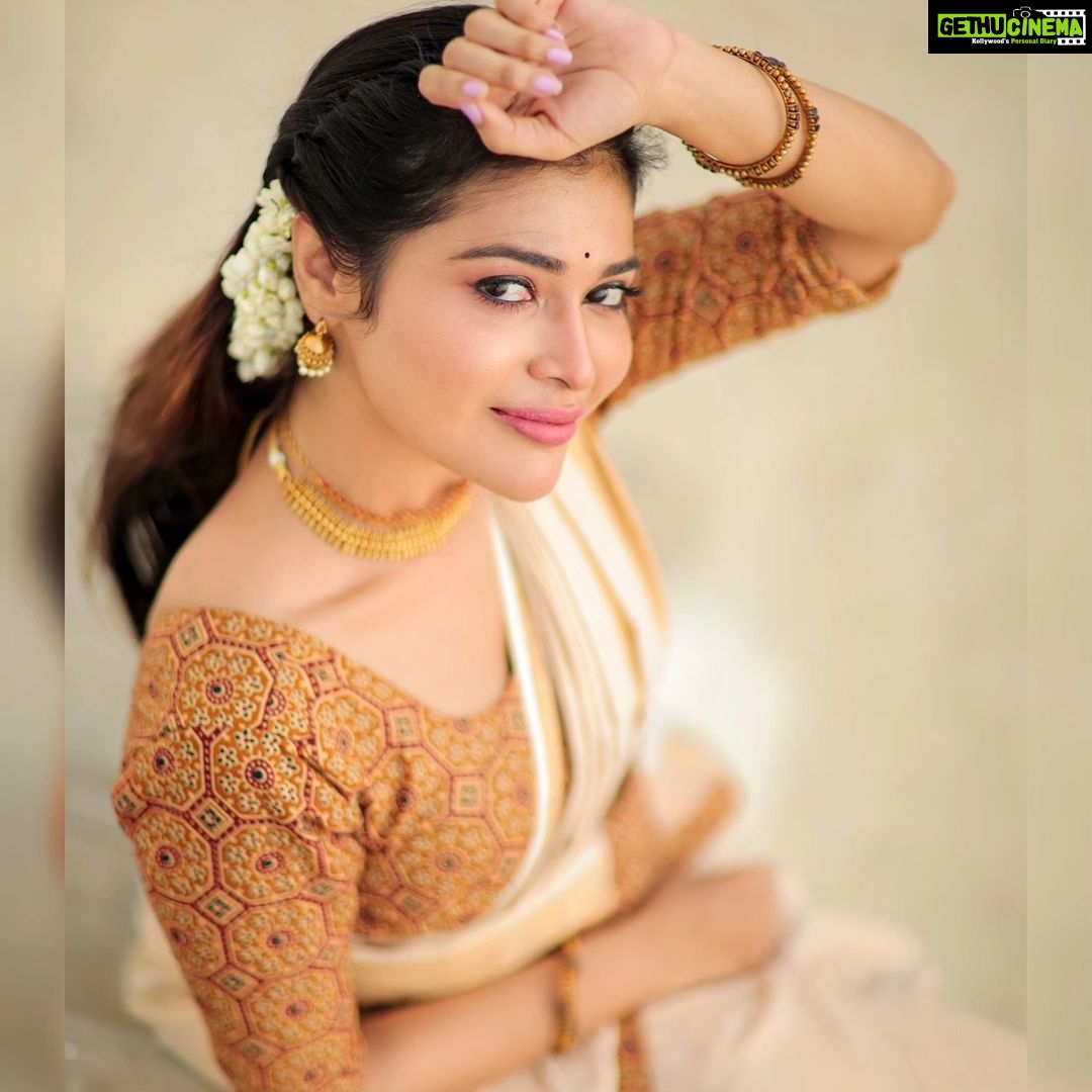 Dharsha Gupta Instagram - ๐คMay the new year bring you success in all your endeavours and may your dreams and aspirations come true. Happy Vishu!๐ค ๐คเดเดฃเดฟเดเตเดเตเดจเตเดจเดชเตเดฒเต เดจเดฟเดเตเดเดณเตเดเต เดเตเดตเดฟเดคเด เดคเดฟเดณเดเตเดเดฟ เดจเดฟเดฒเตโเดเตเดเดเตเดเต. เดตเดฟเดทเต เดเดถเดเดธเดเดณเตโ๐ค M&H- @dollupmakeover_artistry Jewelry- @made_for_hers Saree & blouse- @kerala_bygone_fashion Pic- @dhanush__photography