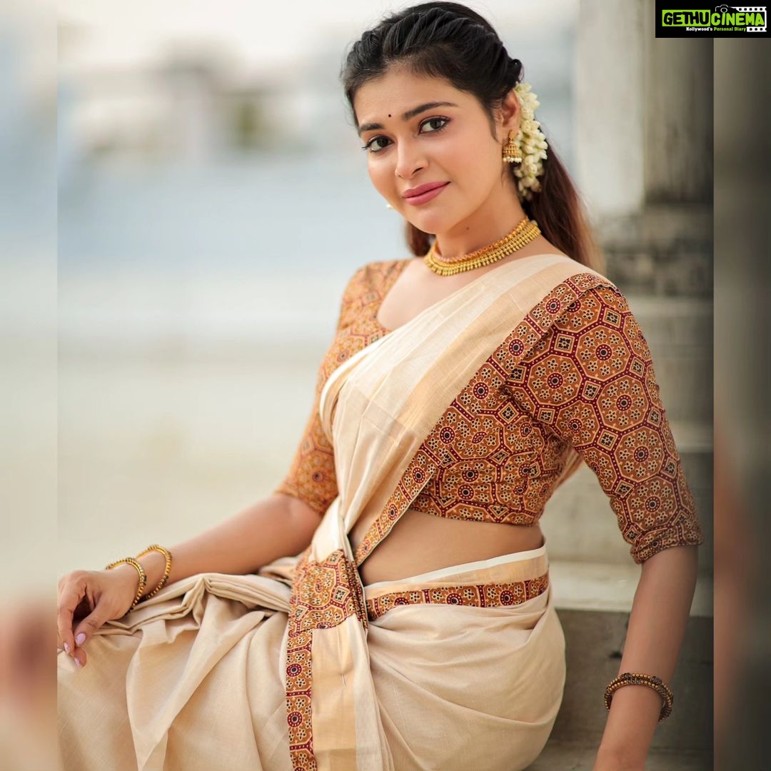 Dharsha Gupta Instagram - ๐คMay the new year bring you success in all your endeavours and may your dreams and aspirations come true. Happy Vishu!๐ค ๐คเดเดฃเดฟเดเตเดเตเดจเตเดจเดชเตเดฒเต เดจเดฟเดเตเดเดณเตเดเต เดเตเดตเดฟเดคเด เดคเดฟเดณเดเตเดเดฟ เดจเดฟเดฒเตโเดเตเดเดเตเดเต. เดตเดฟเดทเต เดเดถเดเดธเดเดณเตโ๐ค M&H- @dollupmakeover_artistry Jewelry- @made_for_hers Saree & blouse- @kerala_bygone_fashion Pic- @dhanush__photography
