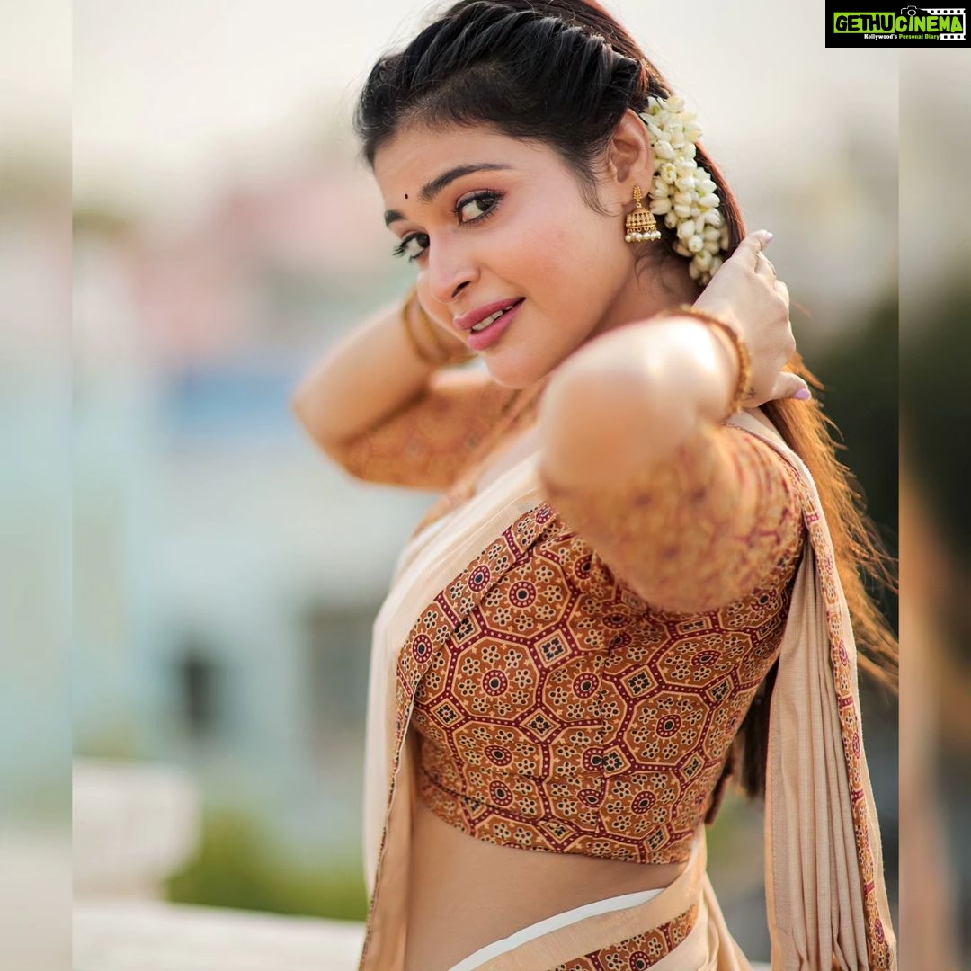Dharsha Gupta Instagram - ๐คMay the new year bring you success in all your endeavours and may your dreams and aspirations come true. Happy Vishu!๐ค ๐คเดเดฃเดฟเดเตเดเตเดจเตเดจเดชเตเดฒเต เดจเดฟเดเตเดเดณเตเดเต เดเตเดตเดฟเดคเด เดคเดฟเดณเดเตเดเดฟ เดจเดฟเดฒเตโเดเตเดเดเตเดเต. เดตเดฟเดทเต เดเดถเดเดธเดเดณเตโ๐ค M&H- @dollupmakeover_artistry Jewelry- @made_for_hers Saree & blouse- @kerala_bygone_fashion Pic- @dhanush__photography